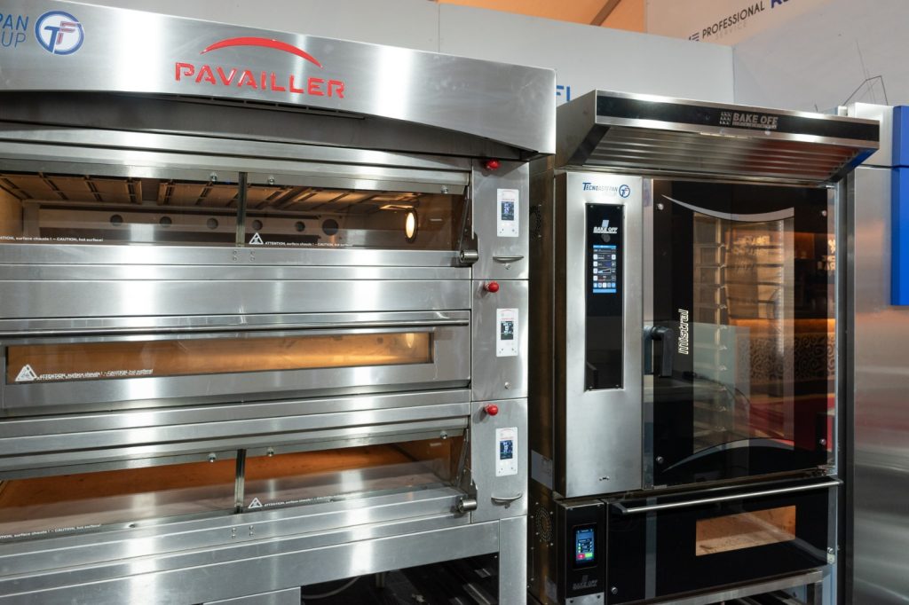 Un forno a piani e un forno ventilato Pavailler affiancati allo stand