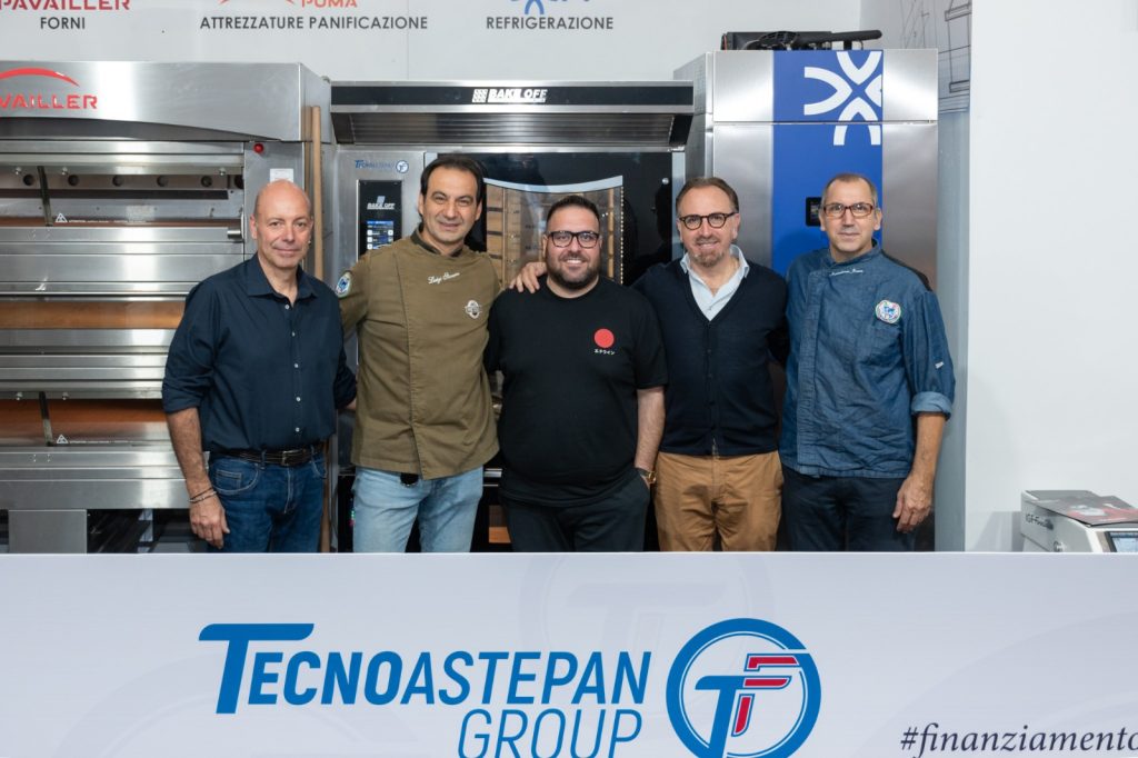 Il team di Tecnoastepan Group davanti al banner dello stand