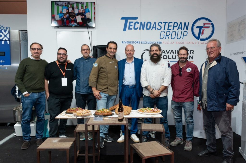 Il gruppo allo stand Tecnoastepan Group attorno al tavolo dei prodotti