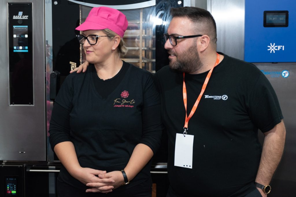 Due professionisti in conversazione accanto a un forno esposto
