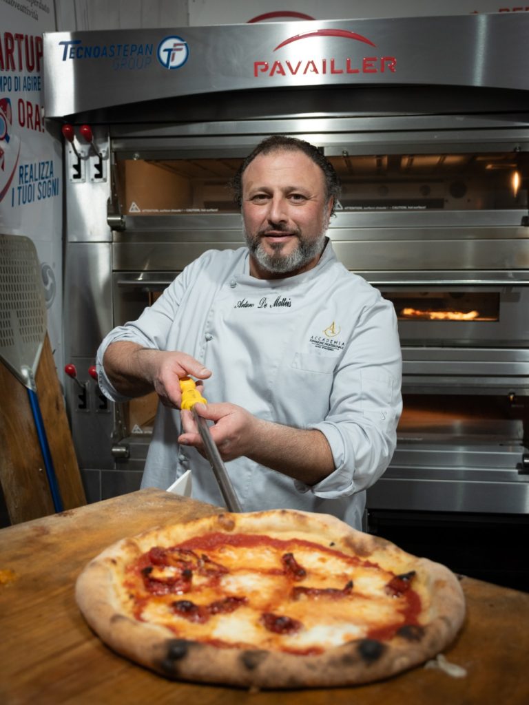 Un pizzaiolo davanti a un forno Pavailler acceso