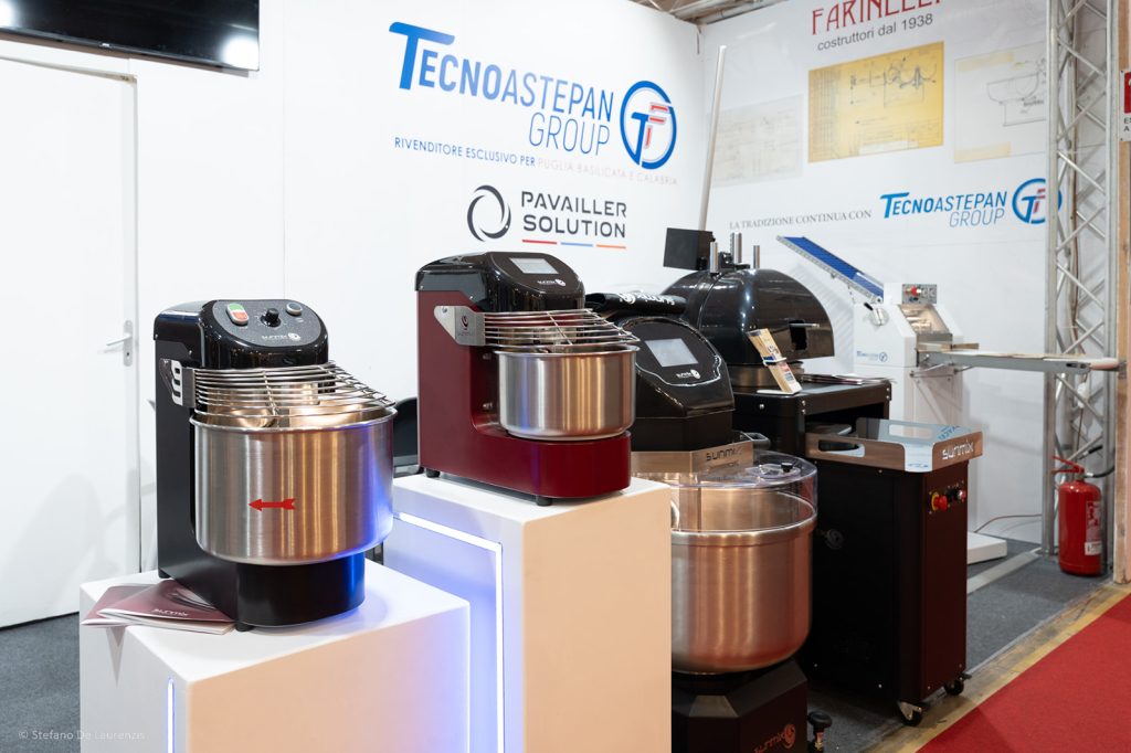Le impastatrici a spirale allineate allo stand, sotto l'insegna Tecnoastepan Group
