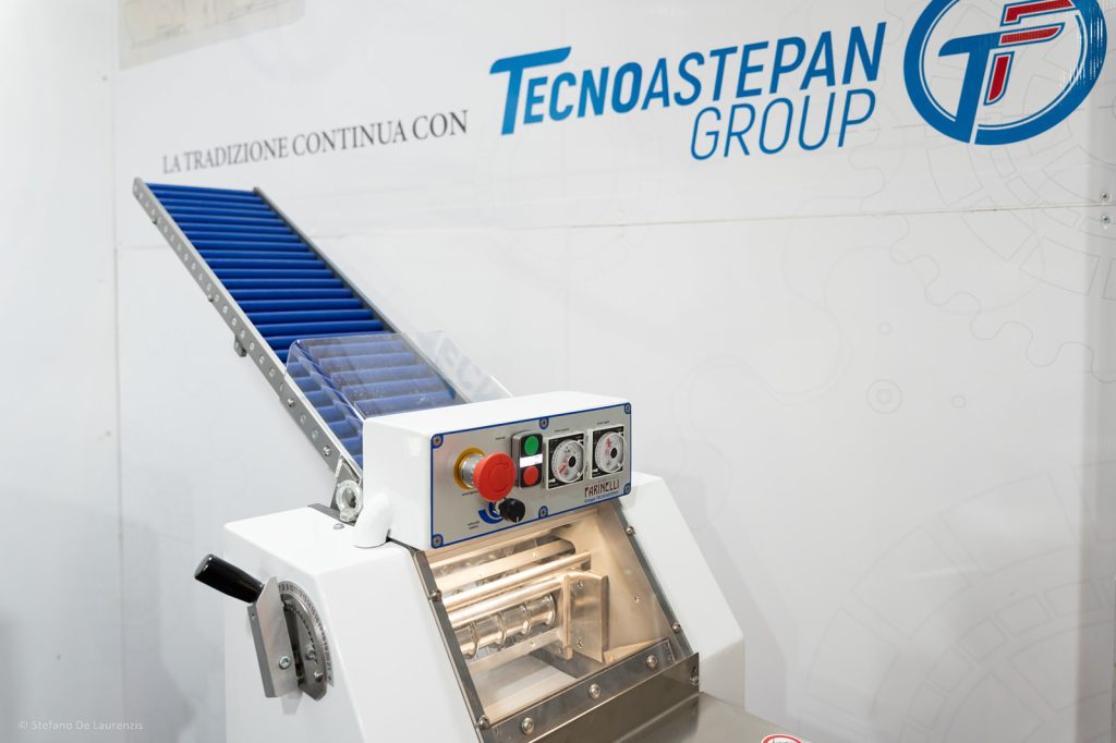 Una sfogliatrice esposta sotto la scritta «La tradizione continua con Tecnoastepan Group»