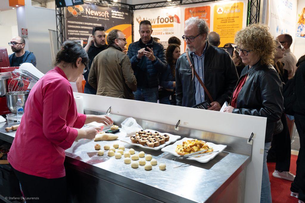 Una dimostrazione di pasticceria al banco, seguita dal pubblico