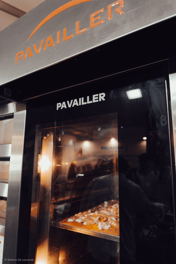 Un forno Pavailler con una teglia in cottura e la porta aperta